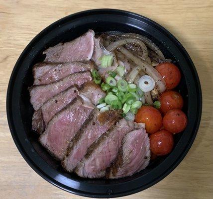 Sliced steak donburi