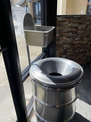 Trash cans with plate holder