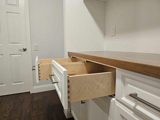 Dovetail cabinet drawers