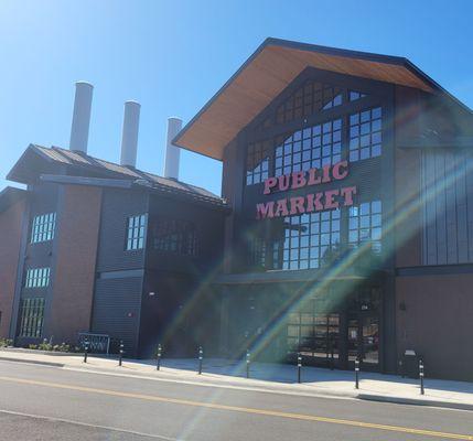 Outside the Mountain Timber Market (excuse the sun glare).