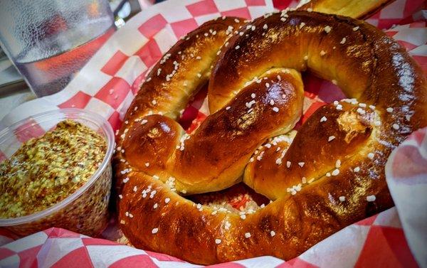 Stadium pretzel with deli mustard