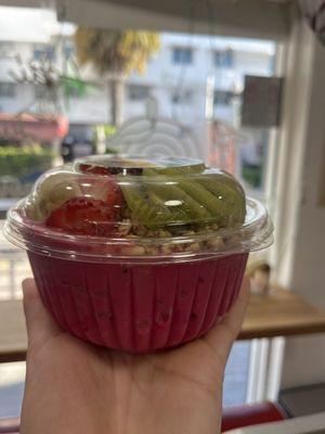 Dragon fruit açaí bowl