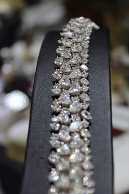 Sparkling bracelet made up of round & pear shaped diamonds