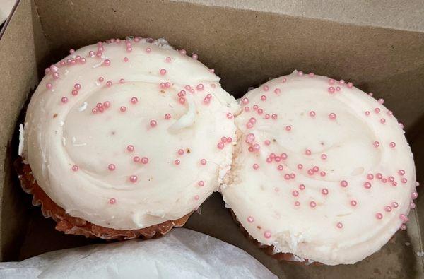 What a nice gift! Pretty in Pink cupcakes!