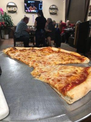 Large cheese pizza.  Was a lot for 2 people.  Will be bringing home leftovers.