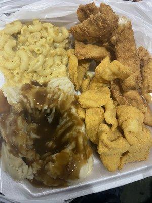 Deluxe meal - Chicken and Fish with 2 sides (mashed potatoes and Mac and cheese)