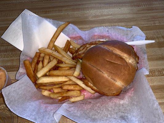 Grilled chicken chipotle sandwich w/fries