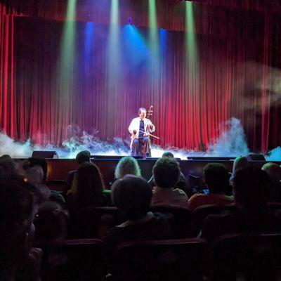 Erhu performer playing music based on hundreds of roaming horses!