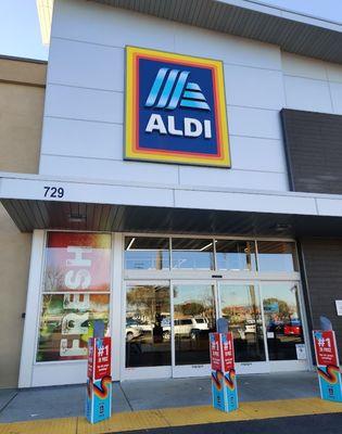 Entrance to Aldi. Located in Lompoc,CA