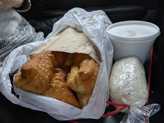 油条 (cruller)，饭团 (rice ball)，甜豆浆 (sweet soy milk) from 南北和 (Chinese Cafe)