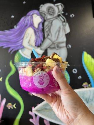 Goji Pitaya Bowl (substituted coconut flakes for Nutella)