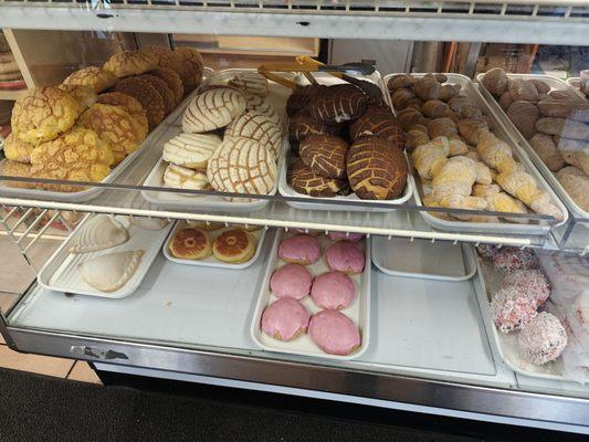 Conchitas, Ombligo, cuernitos con azuar, elotes and snowballs on the far right.