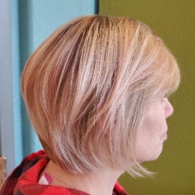 Dimensional color pops that cute layered bob