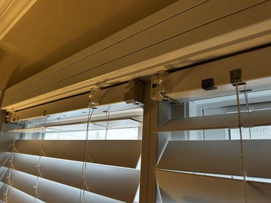 Adjusting rod missing from both blinds.