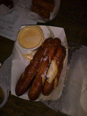 Pretzel bread with cheese sauce