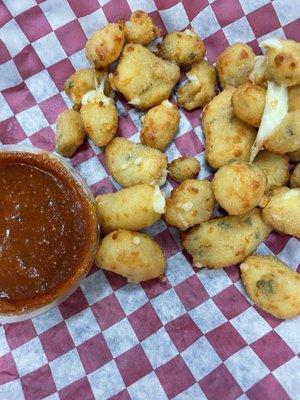 Garlic cheese curds with marinara sauce