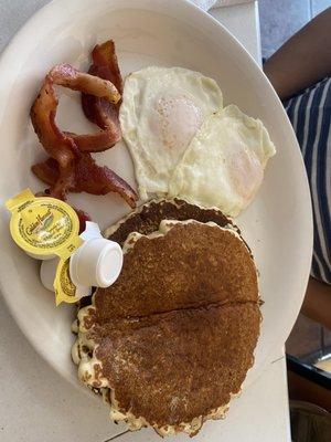 Huevos with pancakes and bacon