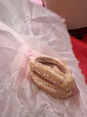 Los Churros vienen 4 me comí 2 antes de tirar la foto muy ricos. Churros come 4 in a bag I forgot to they a pic before they are so good