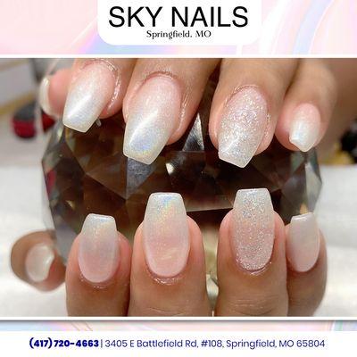 Feeling fancy with this glam ombre glitter manicure. 
 : https://lk.macmarketing.us/SkyNails65804-Booking