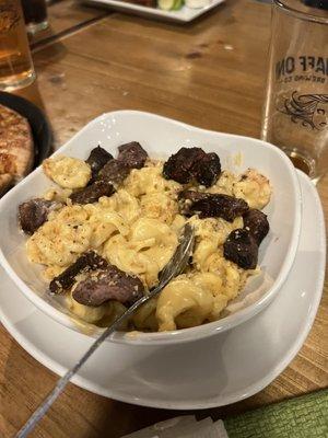 Mac and cheese with steak tips