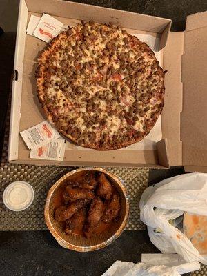 Buffalo Wings with Sauce and Meat Lover pizza medium size $28