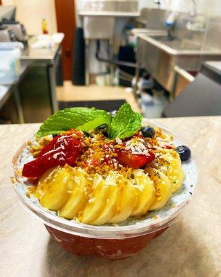 Açaí bowl with chia pudding