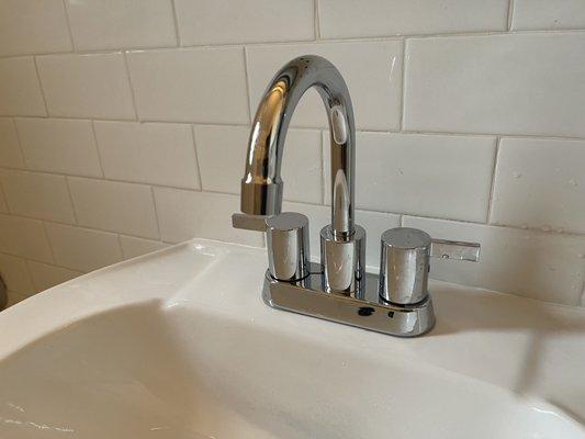 Brand new sink faucet faucet Lav replaced.