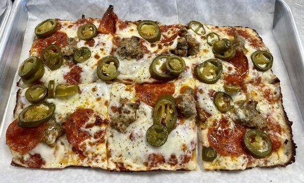 Italian sausage & peperoni pizza w/jalapenos.