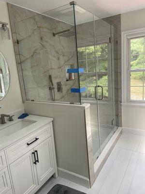 Fully frameless shower enclosure