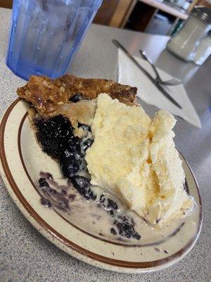 Blueberry pie with ice cream