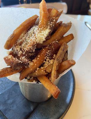 Truffle fries w/ black garlic aioli