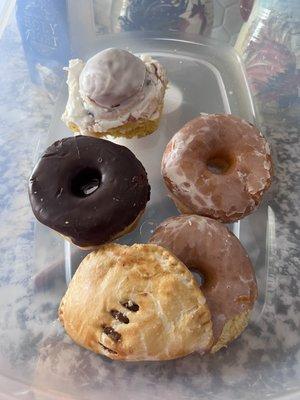 Donuts, cinnamon roll and hard pastry shell filled with pineapple‍