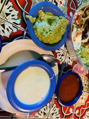 Guacamole, queso blanco, y salsa