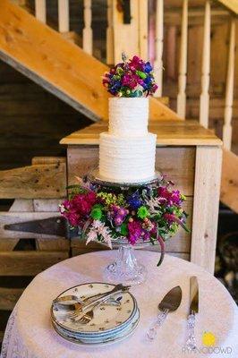 Stunning wedding cake of wildflowers and simplicity