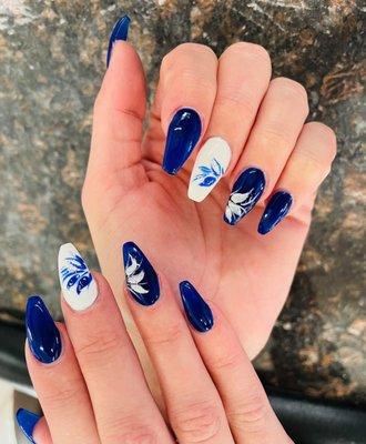 Simple nails art with great blue .