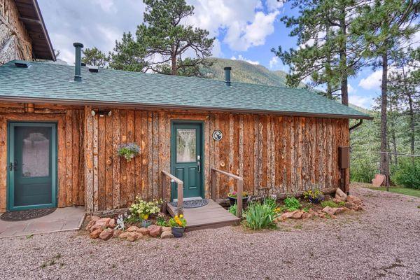 Private entrance into Cascade Suite Guest Cabin