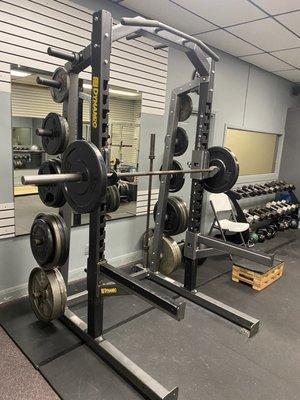 Part of the room dedicated to squats, deadlifts, etc