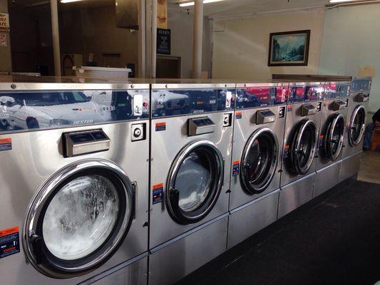 We have five 60lb load washing machines available. We also have one 80lb machine for your big blankets etc. Brand new!