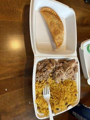 arroz con gandules y pernil con una empanadilla de carne y queso