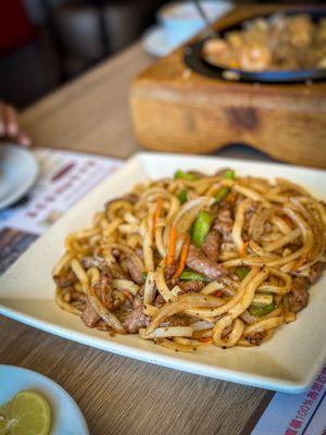 Fried udon with black pepper and beef