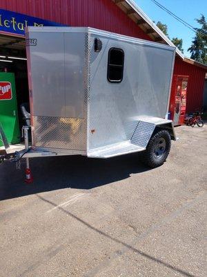 Finish aluminum diamond plate steps on trailer