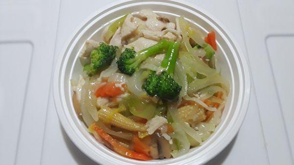 Chicken Chop Suey: Sliced chicken, baby corn, celery, broccoli, napa cabbage, carrot, button mushrooms, in savory clear sauce