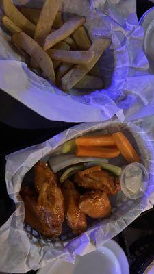 Buffalo wings and fries