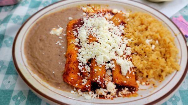 Thr enchiladas Mexicanas con queso fresco are delicious, but they have many delicious  dishes. The enchiladas Americanas are very good too.