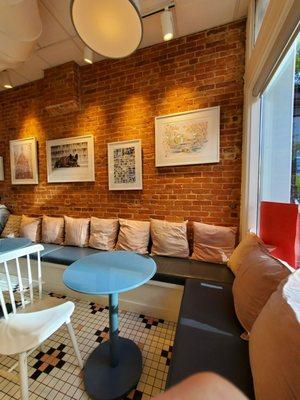 Seating and decor at Pearl's Bagels.