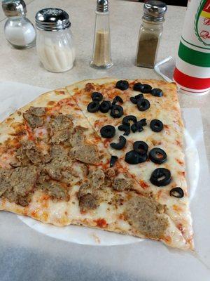 Lunch special, 2 slices with one topping and a drink $6.95