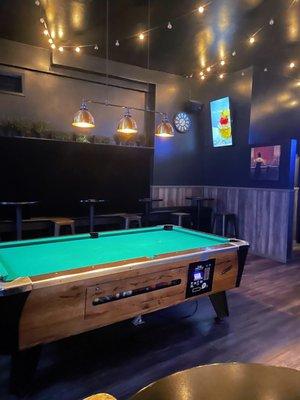 Small bar with a pool table. Great drinks!