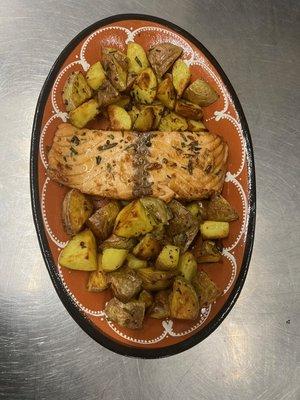 Salmão c/ Alecrim
Salmon Sauteed w/ Rosemary and Butter served w/ Roasted Rosemary Potatoes