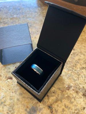 Mens band with blue in tungsten