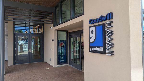 Entrance to 3650 Waialae is next to the Goodwill entrance